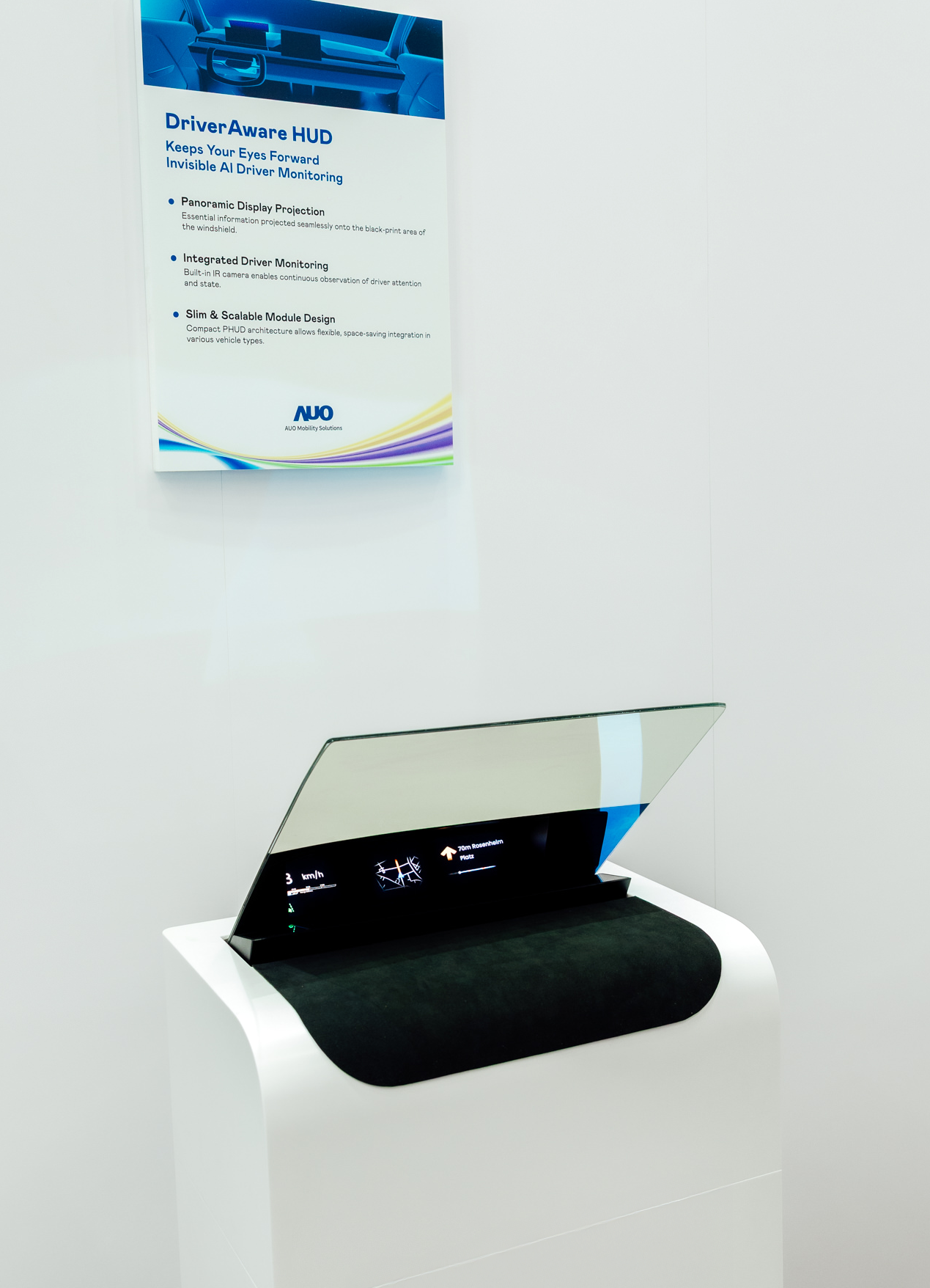 DriverAware HUD结合抬头显示器与隐藏式红外线摄影机，将车速、导航及警示讯息投影于挡风玻璃上，完美对齐驾驶目不离路的视线，同时，透过AI 监控驾驶注意力以提升安全性。